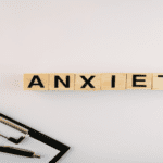 ایک شخص جو اینگزائٹی کی علامات کا سامنا کر رہا ہے اور علاج کروا رہا ہے